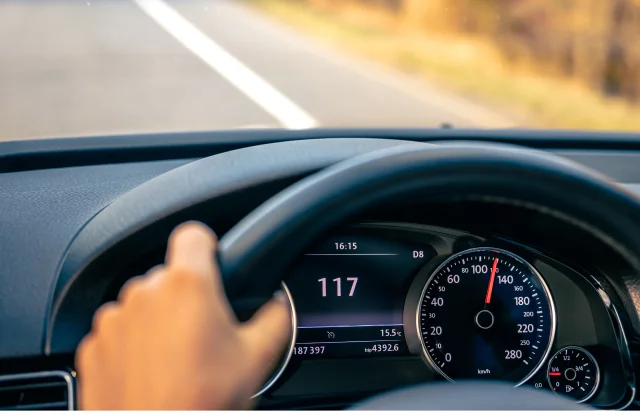 Der Tacho eines Autos zeigt eine überhöhte Geschwindigkeit an.